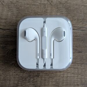 Apple White Wired Earbuds with Volume Control